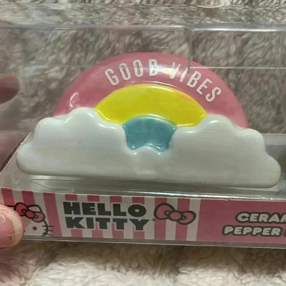 Hello Kitty Good Vibes salt and pepper shakers - Picture 3 of 5